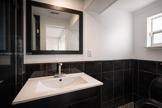 Building Photo - 2413 Nassau Ln