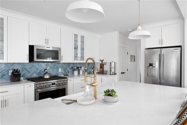 Building Photo - 69 Connection St