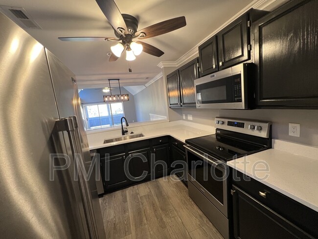 Building Photo - 9225 Ravenwing Dr