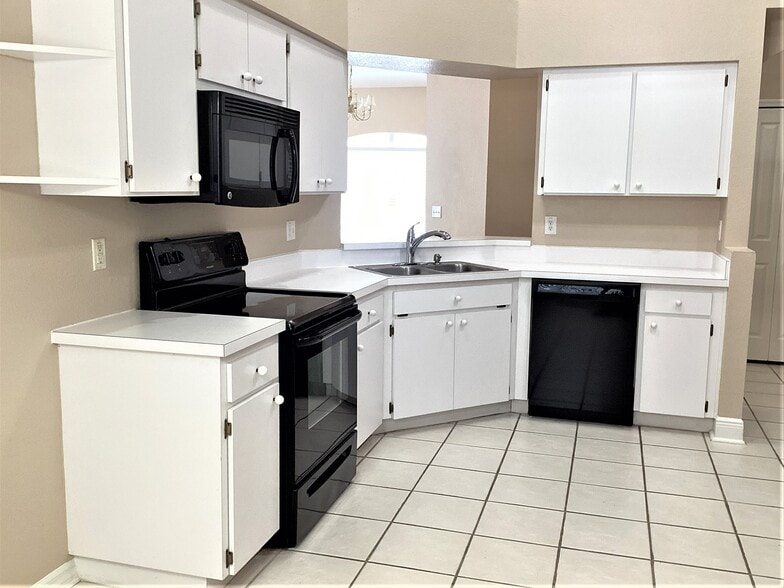 Building Photo - 25008 Hyde Park Blvd