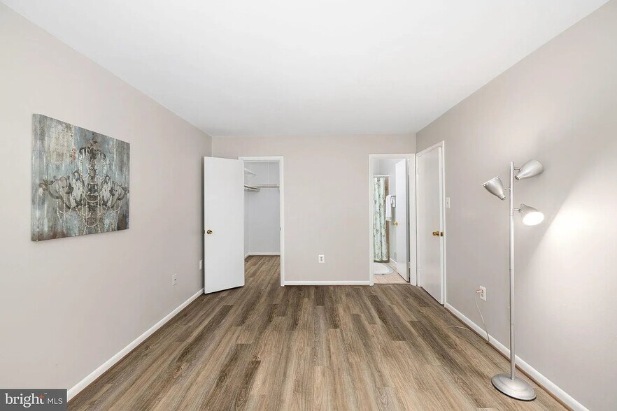 Building Photo - 10673 Spring Oak Ct