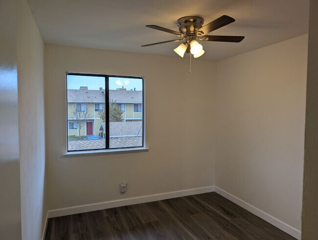 Building Photo - Completely remodeled and updated condo close to Fresno State, shopping and hwy 168