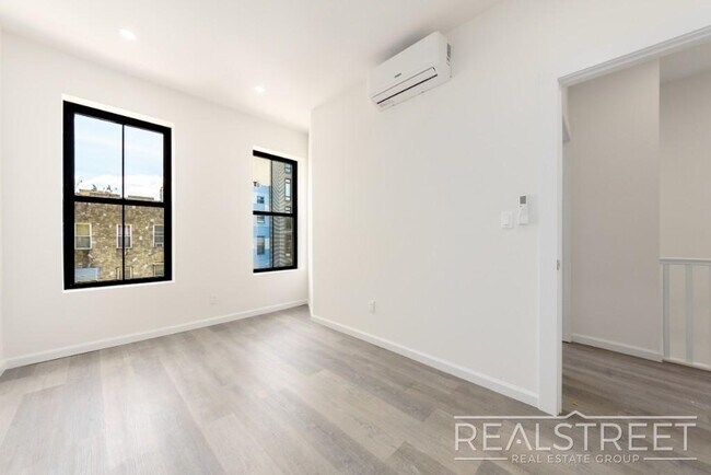 Building Photo - Spacious 2 BED Floor Thru in Bushwick!