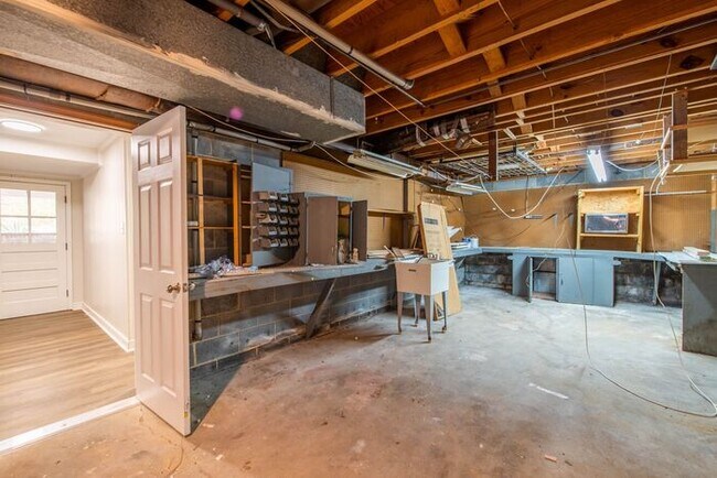 Building Photo - Newly remodeled 3/2.5