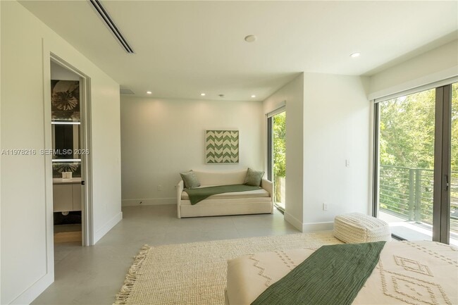 Building Photo - 8850 NE 8th Ct