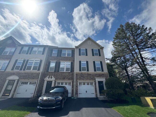 Building Photo - Stylish End-Unit Townhome on  Oakridge Lane – Hellertown, PA