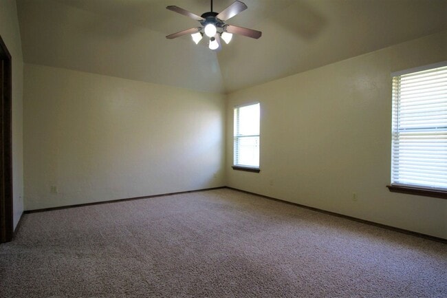 Building Photo - Gorgeous 4 Bed 2 Bath in Gated Community