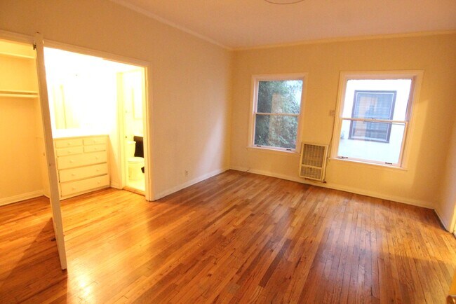 Building Photo - 846 Sanborn Ave