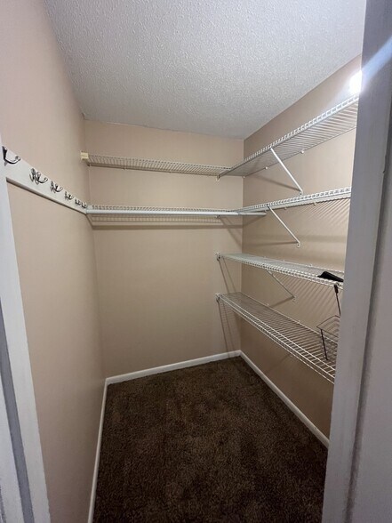 Building Photo - 671 Midway Dr