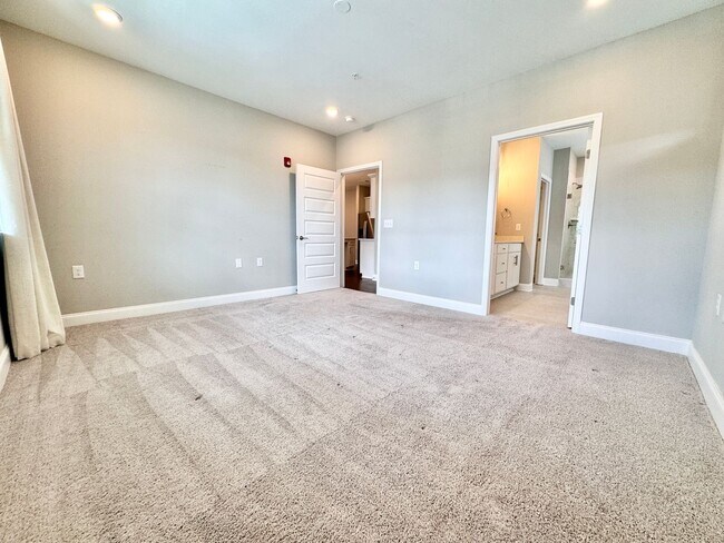 Building Photo - 2 Bed, 2 Bath Condo w/ Elevator Close to D...