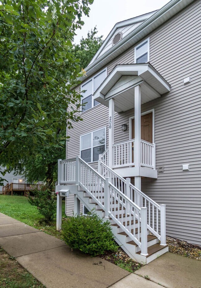 Building Photo - 206 E 20th St