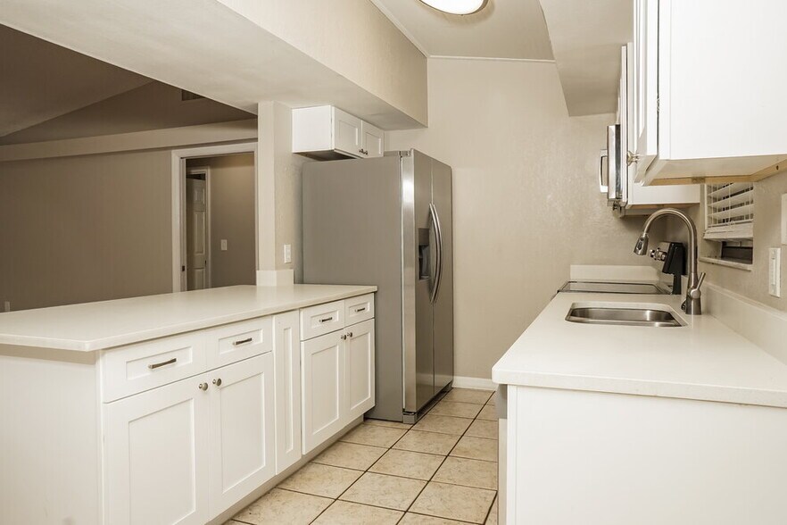 Building Photo - 5785 Colonial Oaks Blvd