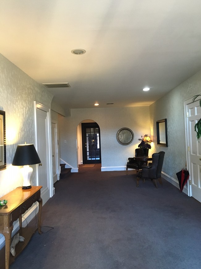 Building Foyer - Walnut House Apartments