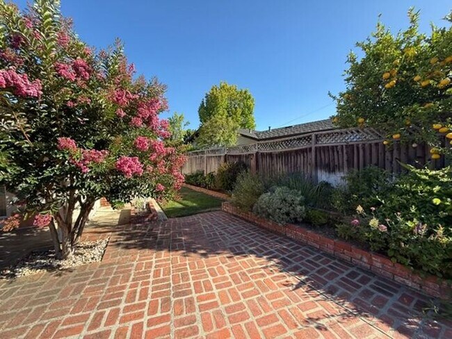 Building Photo - Beautiful 4 bedrooms 2.5 bath home