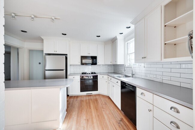 Building Photo - Fantastic renovated 5BE/4BA family home on beautiful oversized private Lot in the heart of Belle ...