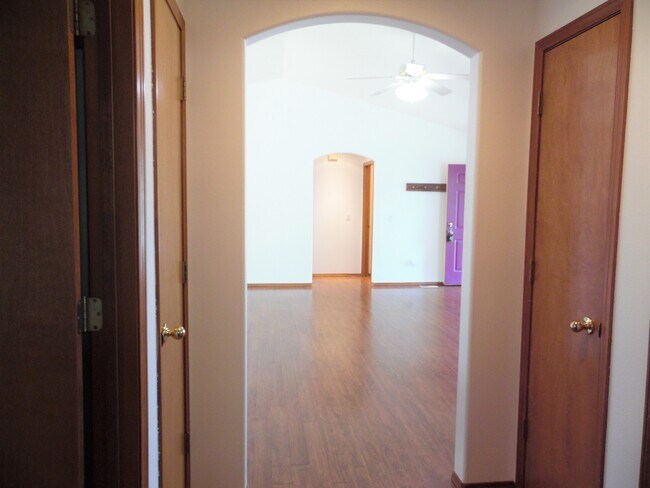 Building Photo - 1290 W Cardinal Ave