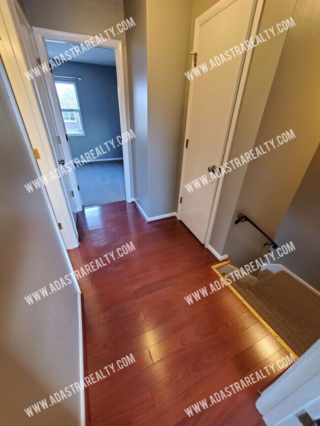 Building Photo - Affordable Olathe Townhome-Showing NOW!!