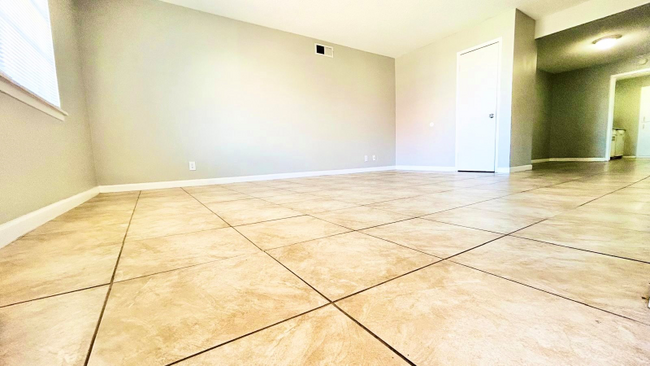 Building Photo - 3822 Englewood Cir