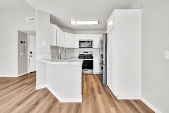 Building Photo - 2604 Avenida Del Vista
