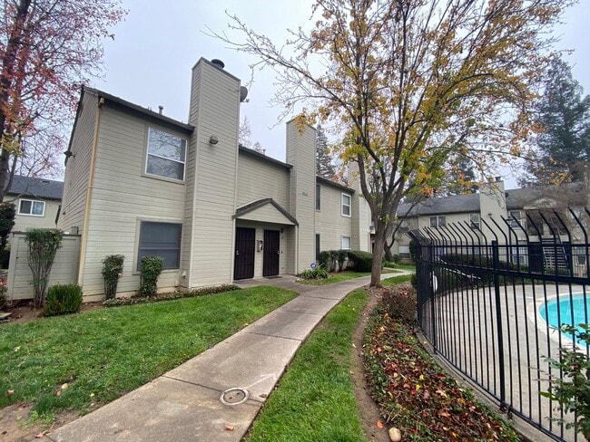 Building Photo - Updated 2 Bedroom 1.5 Bath Townhome with Pool