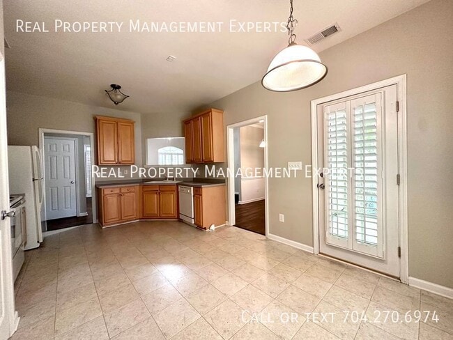 Building Photo - 10001 Glencrest Dr