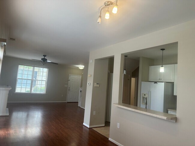 Building Photo - Beautiful townhouse style condo in Ridgely Manor - App Pending!