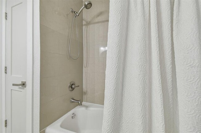 Building Photo - 3922 Fontainebleau Dr