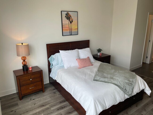 Building Photo - Water views! Less than a block from the ocean! 2 Bed 2.5 Bath Townhome!