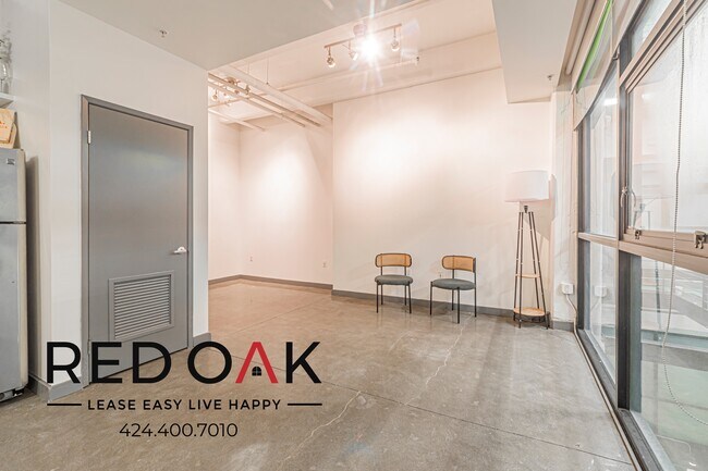 Building Photo - 430 S Broadway