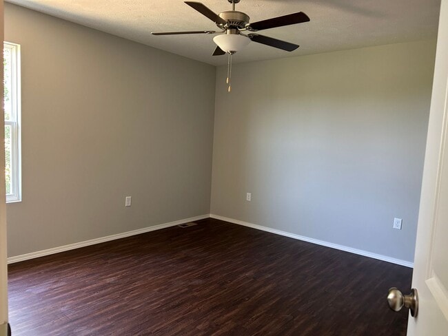 Building Photo - Newer 3 bedroom duplex - Aurora MO