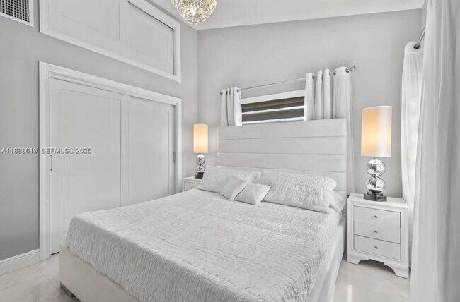 Building Photo - 7101 W Lake Dr