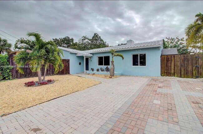 Building Photo - 320 SW 11th Ct