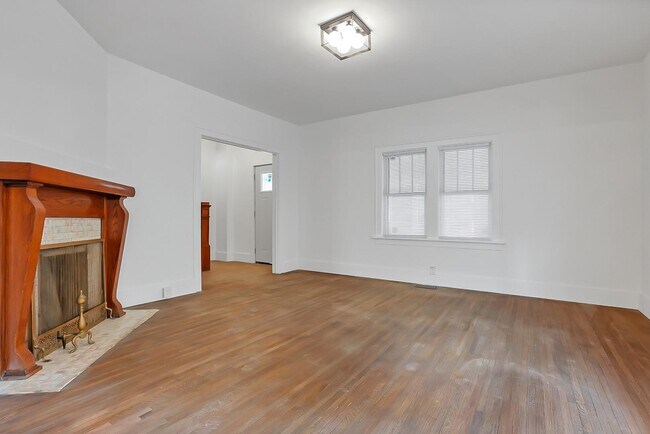 Building Photo - 743 Lilley Ave
