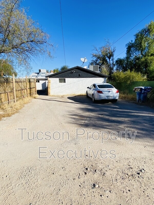 Building Photo - 2126 E Silver St