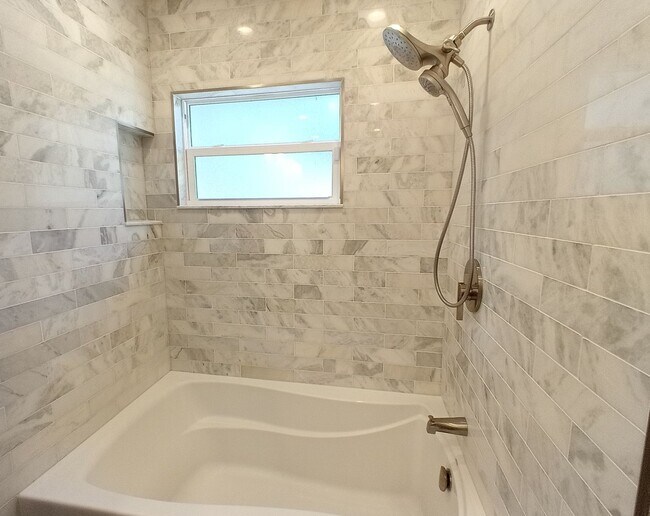 Building Photo - Discover Spacious Living in the Heart of Oviedo!