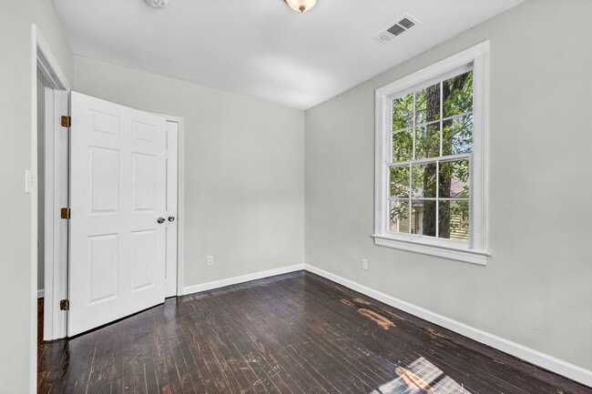 Building Photo - Charming 4BR Downtown Savannah Home with M...
