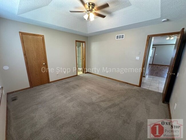 Building Photo - Spacious 3 Bed, 3 Bath Home in Raymore wit...