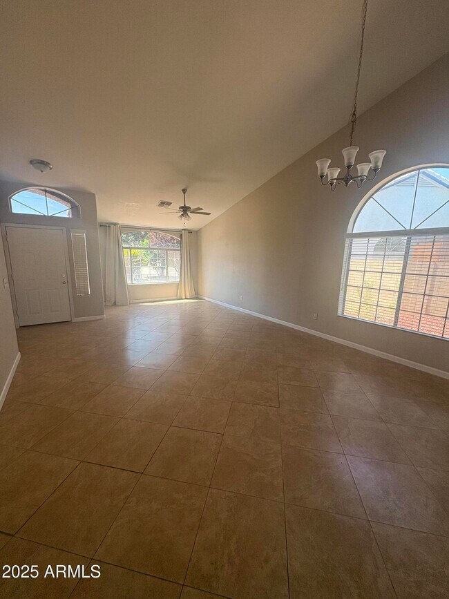 Building Photo - 918 S San Joaquin Ct