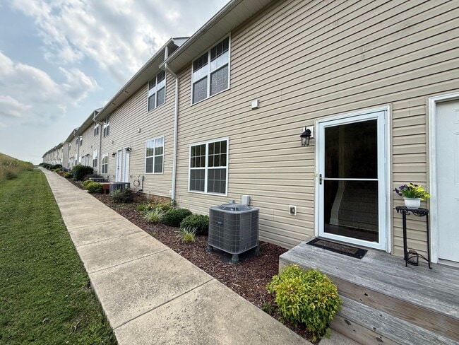 Building Photo - Tri level 2 bed, 2.5 bath Condo! Lakeridge School District.