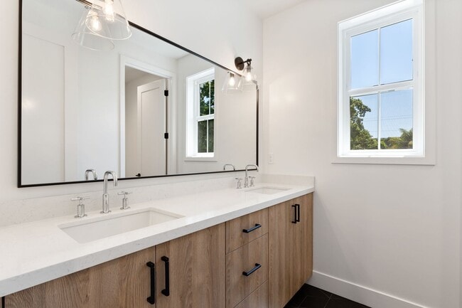 Building Photo - Amazing San Carlos Home
