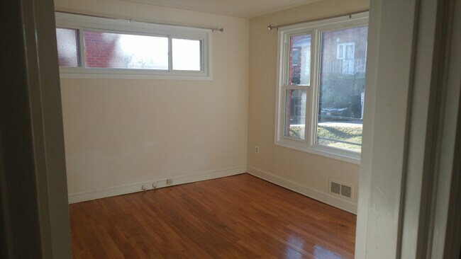Building Photo - 127 Webster St NE