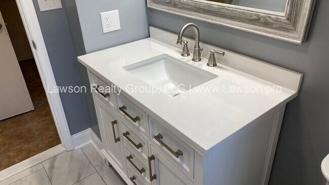 Building Photo - Lovely 4 Bedroom 3 Bath Home in South Roanoke