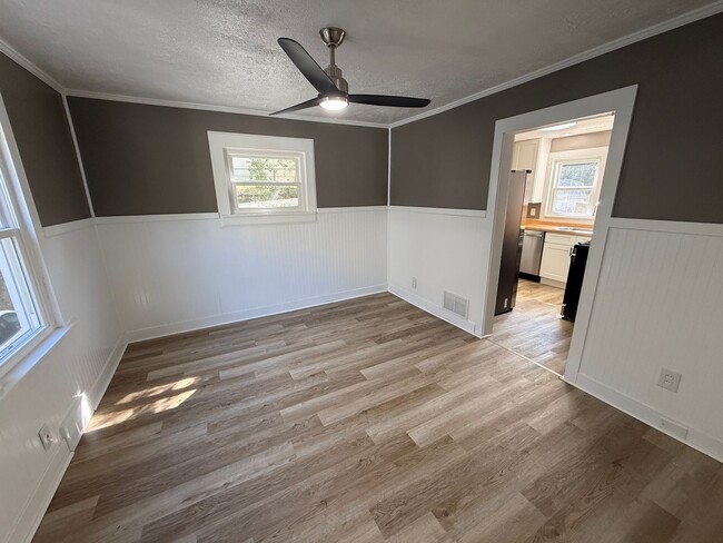 Building Photo - 5BR 1BA Home w/ Covered Patio • New Kitchen • Off-Street Parking in Akron