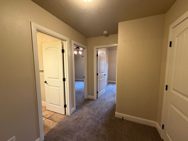 Building Photo - CHARMING TOWNHOME FOR RENT IN ST. GEORGE!