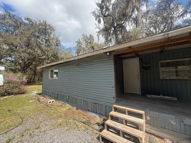 Building Photo - All utilities included. 2 Bedrooms. Lawn care included