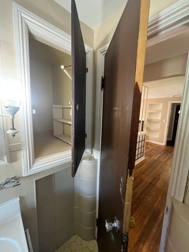 Building Photo - Comfortable 2-Bedroom Single-Family Home with Washer/Dryer Hookups