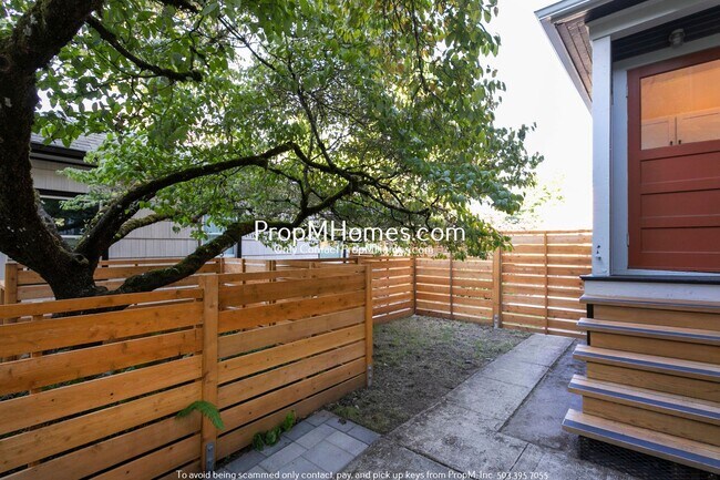 Building Photo - Updated Two Bedroom Duplex in Buckman!