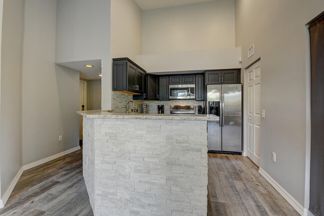 Building Photo - 1223 Villa Cir