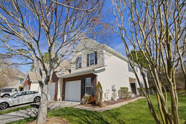 Building Photo - North Raleigh Townhouse with One Car Garage