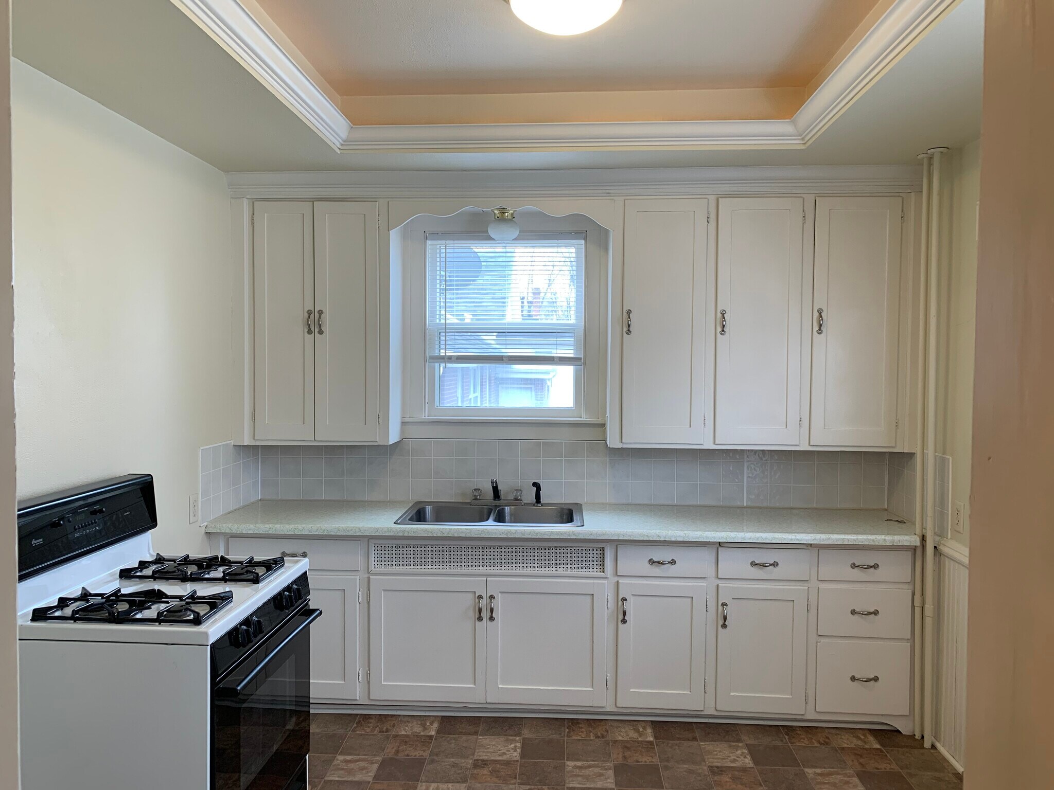 Kitchen - 402 S Superior St